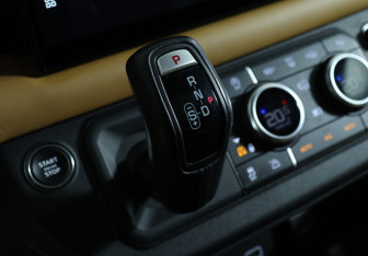 Подержанный автомобиль Land Rover Defender Suv 2023 года (17 фото)