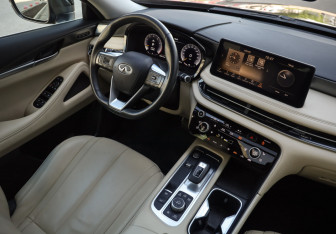 Подержанный автомобиль Infiniti QX60 2022 года (10 фото)
