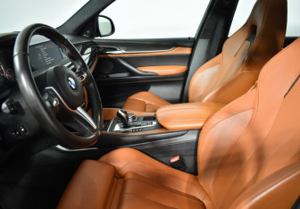 Подержанный автомобиль BMW X5 M 2015 года (10 фото)