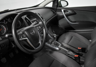 Подержанный автомобиль Opel Astra Hatchback 2011 года (9 фото)