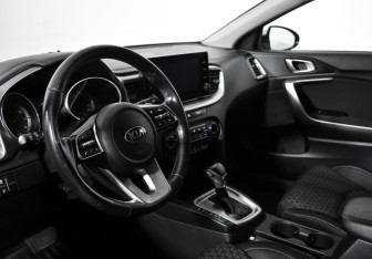 Подержанный автомобиль Kia Ceed Wagon 2021 года (9 фото)