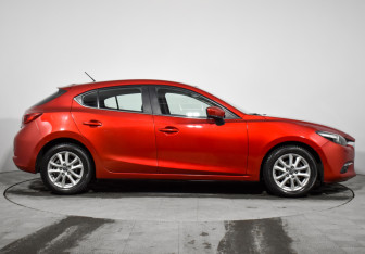 Подержанный автомобиль Mazda 3 Hatchback 2018 года (4 фото)