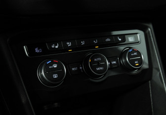 Подержанный автомобиль Volkswagen Tiguan 2018 года (16 фото)