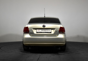 Подержанный автомобиль Volkswagen Polo Sedan 2012 года (6 фото)
