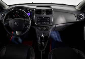 Подержанный автомобиль Renault Logan Sedan 2017 года (13 фото)