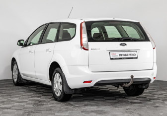 Подержанный автомобиль Ford Focus Wagon 2010 года (7 фото)