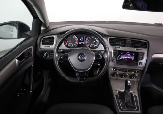 Подержанный автомобиль Volkswagen Golf Hatchback 2014 года (10 фото)
