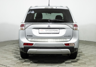 Подержанный автомобиль Mitsubishi Outlander 2014 года (6 фото)