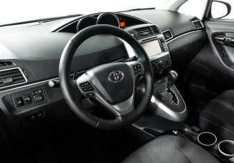 Подержанный автомобиль Toyota Verso 2013 года (11 фото)