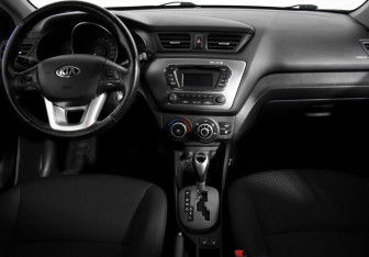 Подержанный автомобиль Kia Rio Hatchback 2015 года (16 фото)