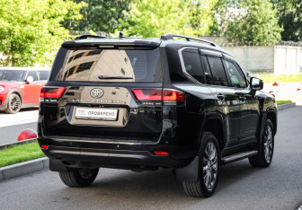 Подержанный автомобиль Toyota Land Cruiser Suv 2022 года (6 фото)
