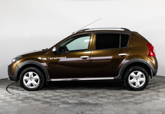 Подержанный автомобиль Renault Sandero 2014 года (8 фото)