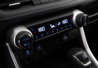 Подержанный автомобиль Toyota RAV4 2020 года (14 фото)