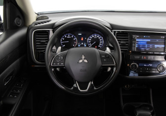 Подержанный автомобиль Mitsubishi Outlander 2015 года (10 фото)