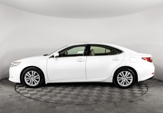 Подержанный автомобиль Lexus ES 2013 года (10 фото)