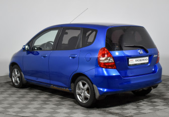 Подержанный автомобиль Honda Jazz 2008 года (7 фото)