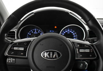 Подержанный автомобиль Kia Ceed Wagon 2020 года (17 фото)