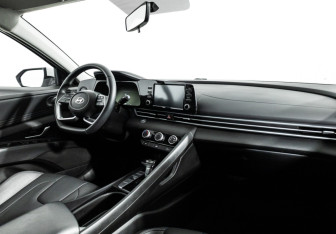 Подержанный автомобиль Hyundai Elantra Sedan 2023 года (9 фото)