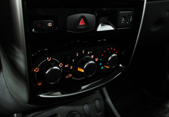 Подержанный автомобиль Nissan Terrano 2014 года (15 фото)