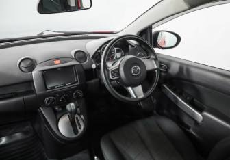 Подержанный автомобиль Mazda Demio 2012 года (9 фото)
