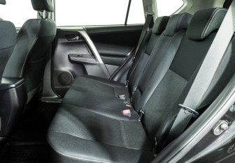 Подержанный автомобиль Toyota RAV4 2012 года (10 фото)