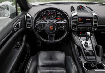 Подержанный автомобиль Porsche Cayenne 2014 года (12 фото)