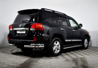 Подержанный автомобиль Toyota Land Cruiser Suv 2012 года (5 фото)