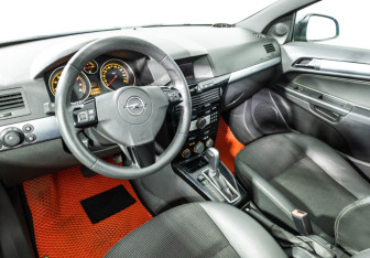 Подержанный автомобиль Opel Astra Hatchback 2010 года (11 фото)