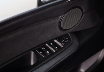 Подержанный автомобиль BMW X5 2010 года (24 фото)