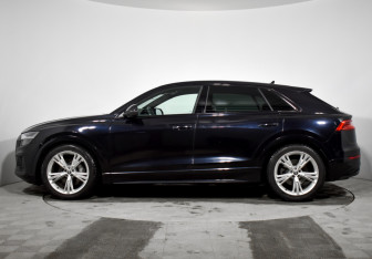 Подержанный автомобиль Audi Q8 2019 года (8 фото)