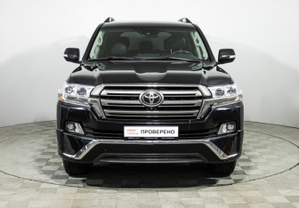 Подержанный автомобиль Toyota Land Cruiser Suv 2016 года (6 фото)