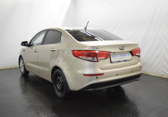 Подержанный автомобиль Kia Rio Sedan 2015 года (7 фото)