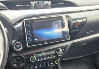 Подержанный автомобиль Toyota Hilux 2016 года (17 фото)