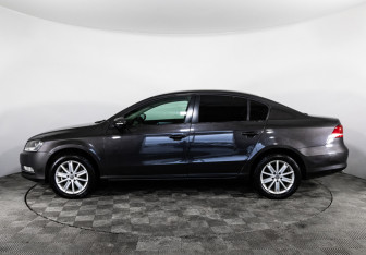 Подержанный автомобиль Volkswagen Passat Sedan 2011 года (8 фото)