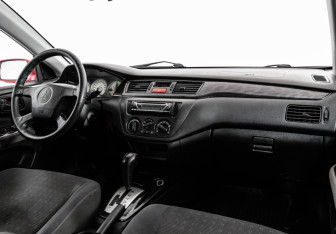 Подержанный автомобиль Mitsubishi Lancer Wagon 2004 года (9 фото)