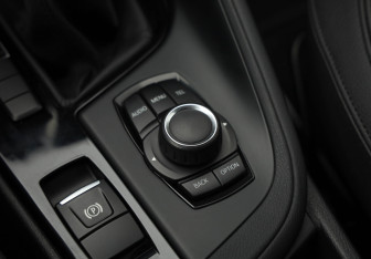 Подержанный автомобиль BMW X1 2016 года (23 фото)