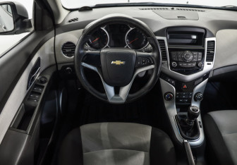 Подержанный автомобиль Chevrolet Cruze Hatchback 2012 года (10 фото)