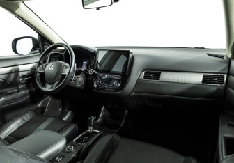 Подержанный автомобиль Mitsubishi Outlander 2014 года (9 фото)