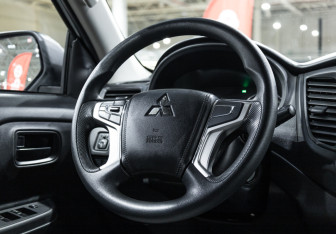 Подержанный автомобиль Mitsubishi L200 2022 года (17 фото)