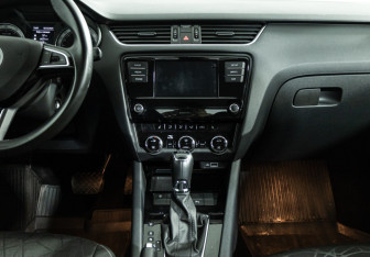 Подержанный автомобиль Skoda Octavia Liftback 2019 года (14 фото)