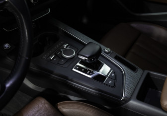 Подержанный автомобиль Audi A4 Sedan 2017 года (20 фото)