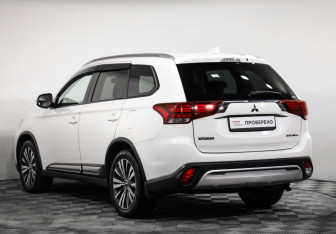 Подержанный автомобиль Mitsubishi Outlander 2019 года (7 фото)
