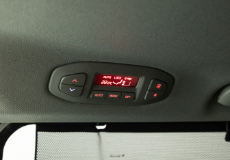 Подержанный автомобиль Kia Carnival 2017 года (16 фото)