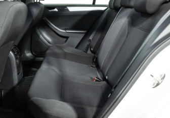 Подержанный автомобиль Volkswagen Jetta Sedan 2017 года (10 фото)