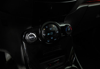 Подержанный автомобиль Ford Fiesta Sedan 2015 года (16 фото)