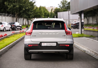 Подержанный автомобиль Volvo XC40 2019 года (7 фото)