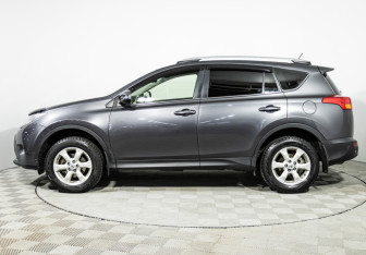 Подержанный автомобиль Toyota RAV4 2014 года (8 фото)