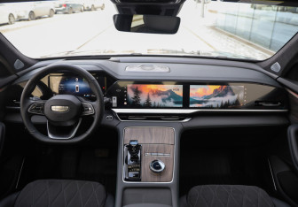 Подержанный автомобиль Geely Monjaro 2025 года (10 фото)