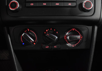 Подержанный автомобиль Volkswagen Polo Sedan 2012 года (15 фото)