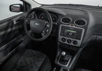 Подержанный автомобиль Ford Focus Sedan 2006 года (9 фото)